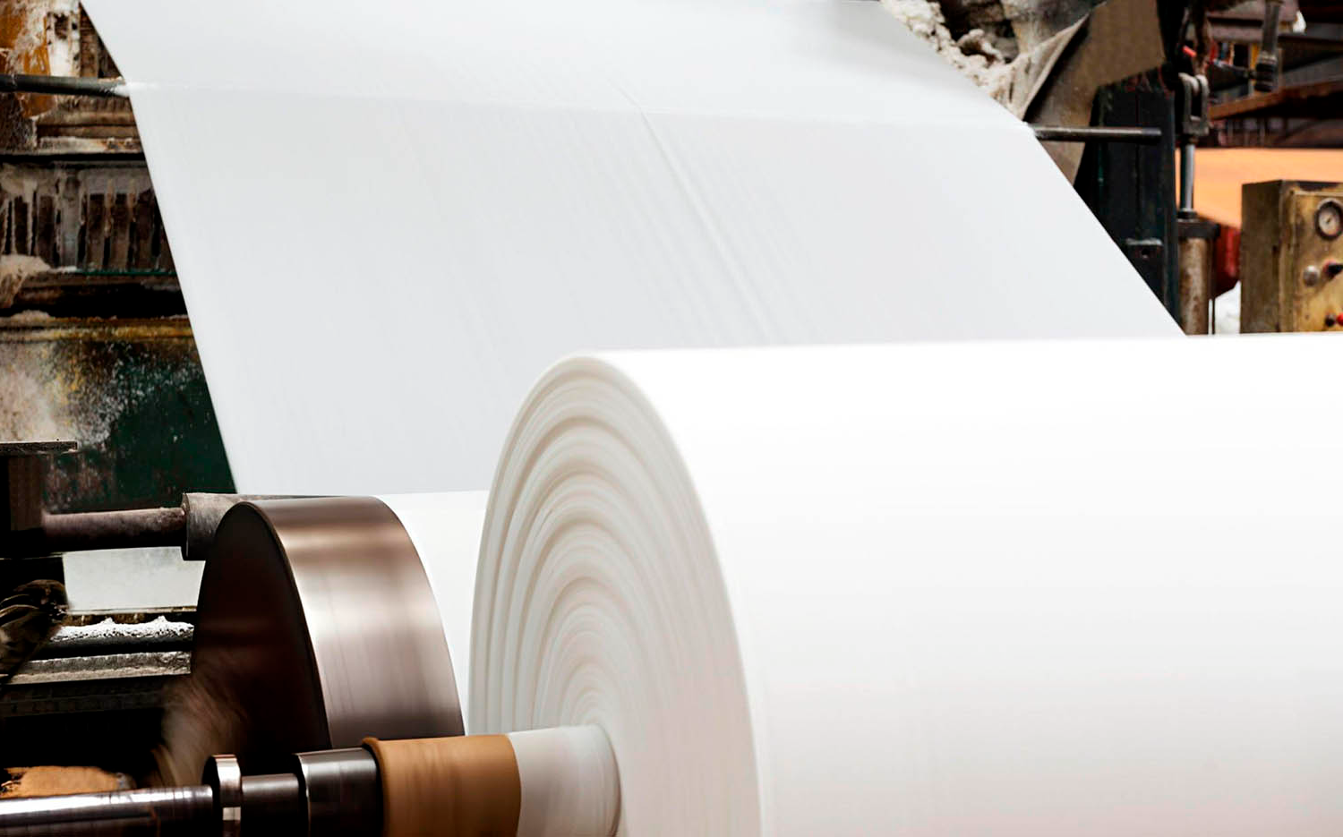 Grande bobina de papel recém fabricada pronta para ser inspecionada pelo Vision King - Paper and Cellulose