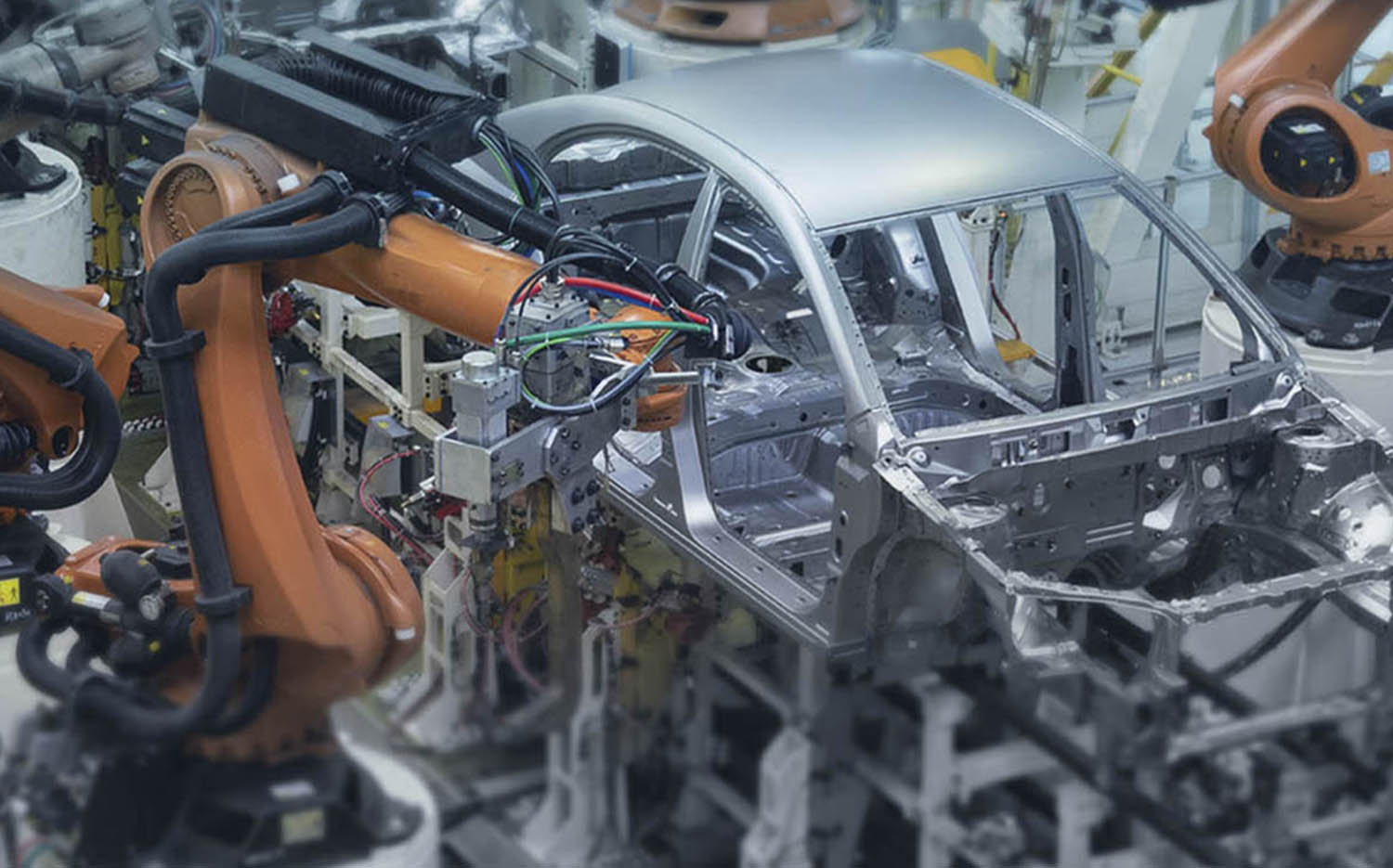 Linha de solda ponto robotizada inspecionada em tempo real por Sistema Spot Fusion