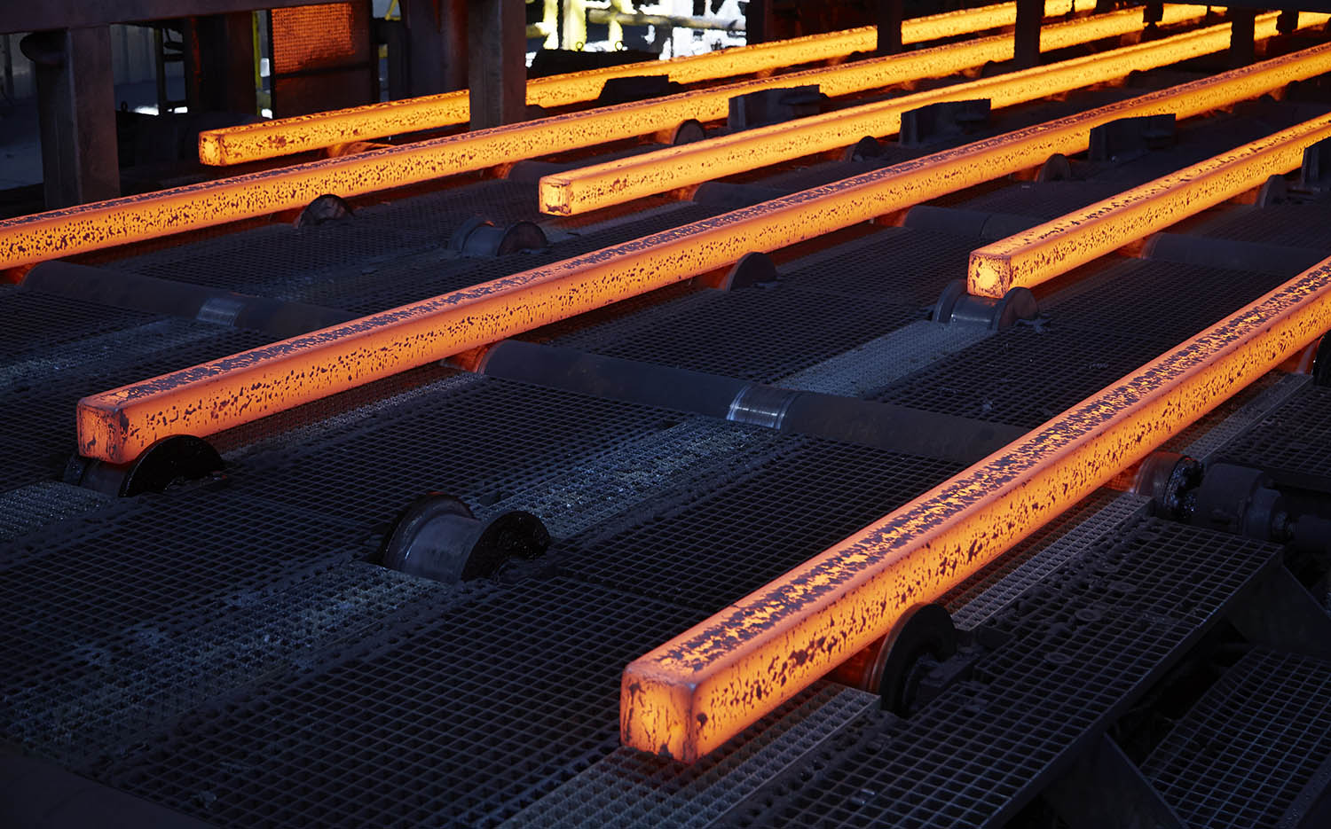 Vision King - Long Steel inspecionando aços longos em linha de produção automatizada.