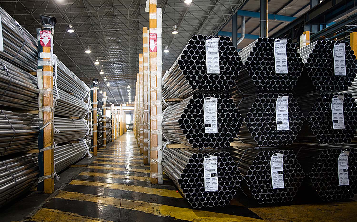 Tubos de aço prontos para serem inspecionados automaticamente por Vision King - Long Steel