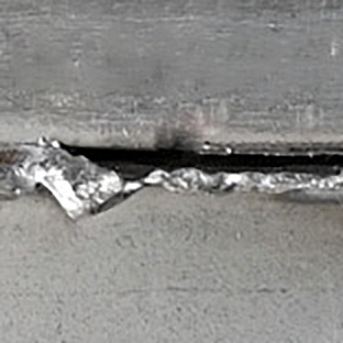 Defeito pela Falta de Material Insuficiência de material de fluxo limita a fixação e penetração do cordão de solda nas chapas