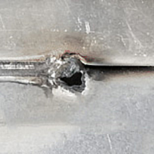 Defeito Tipo Trespassado Defeito de solda a laser do tipo trespassado consiste num furo que atravessa o material.